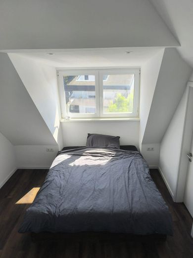 Neubau (BAFA/KfW) 85m² 2,5 ZKB helle DG-Wohnung, 2 begehbare Kleiderschränke, 3fach Verglasung – Schlafzimmer mit Rollläden