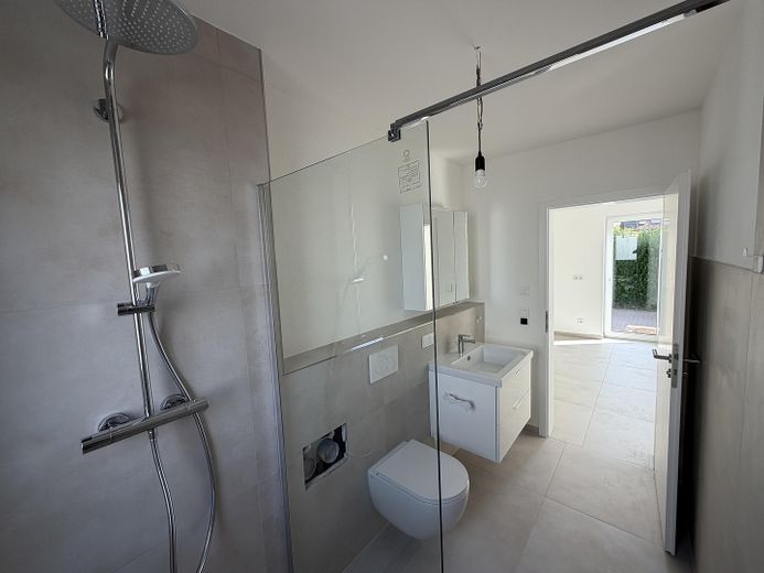 Erstbezug im Neubau – Stilvolle 2-Zimmer-Wohnung mit eigenem Garten und moderner Ausstattung – Bad/Dusche