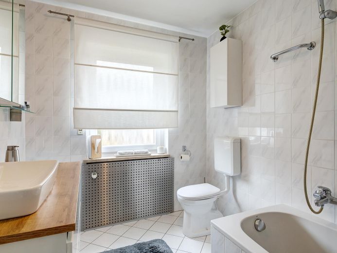Wohnen, Arbeiten, Vermieten: Flexibles Raumwunder mit Anbau! – Bad