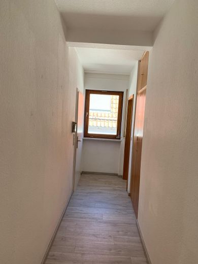 Beautiful 2-room apartment with loggia in Abtsteinach – 64 m² – available from 01.12.2026 – Flur 1