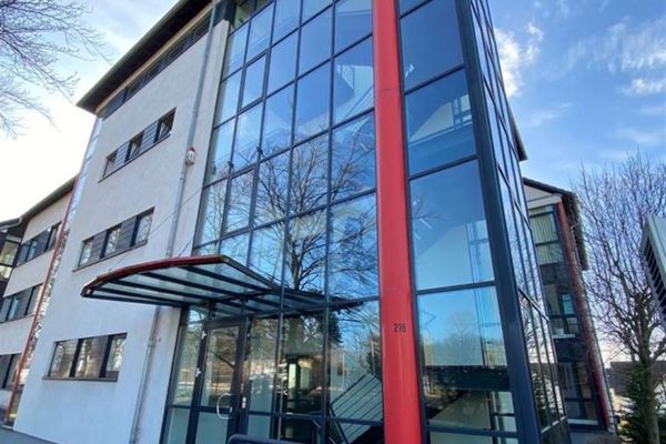 Großzügige 8-Zi. Büroeinheit mit 2xTG-Stellplätzen in guter Lage!