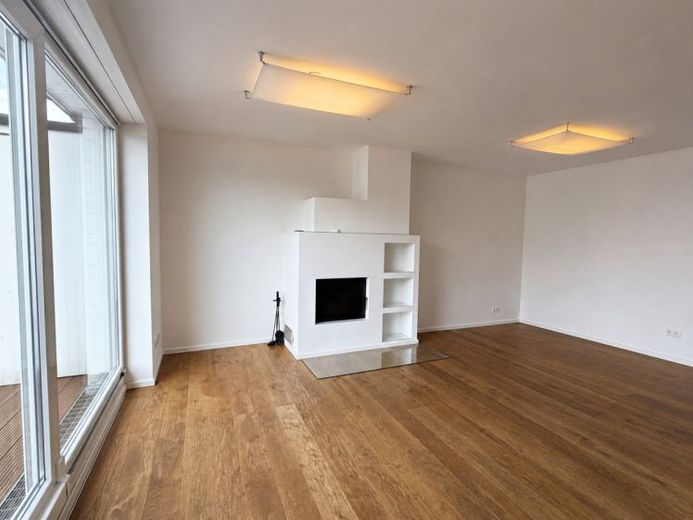 Stilvolle Maisonettewohnung mit 3,5 Zimmern, Dachterrasse, Kamin und Nähe zum Rhein – Foto 1