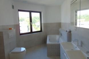 Traumvilla am See mit Einliegerwohnung – Masterbad 1. OG