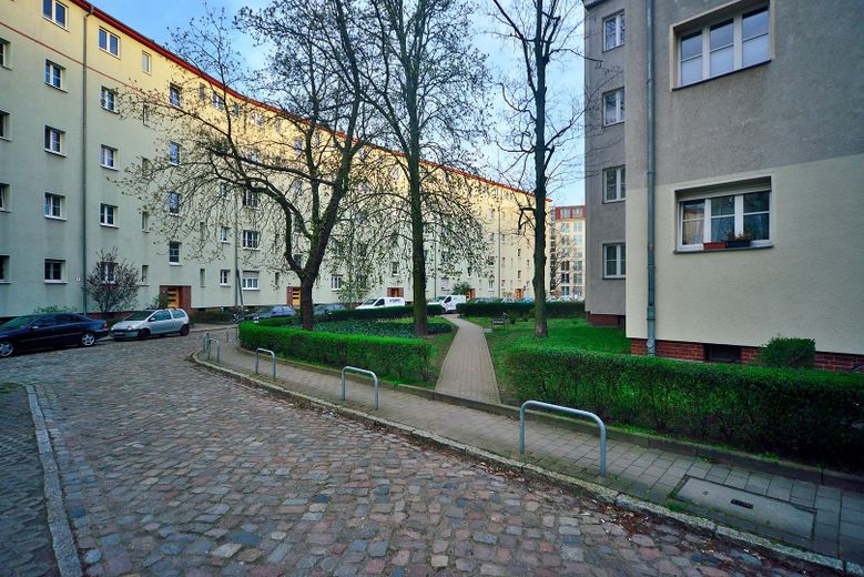 Helle Wohnung in Alt-Hohenschönhausen, 2 Zimmer, Einbauküche, Loggia – Aussenanlage