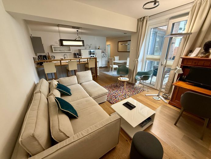 Elegante appartamento di quattro locali, con balcone e terrazza privata a HafenCity, Amburgo – Wohnbereich