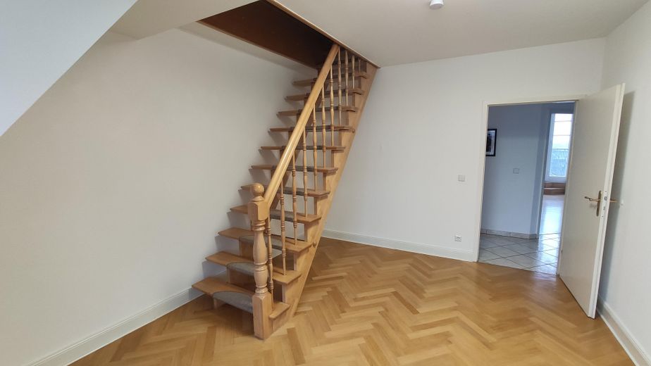(provisions- u. bezugsfrei) Traumhafte, renovierte 4 Zimmer-Wohnung mit großer Dachterrasse – Treppe zum Dachboden