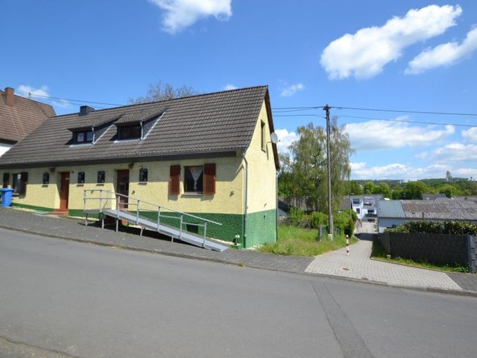 Massives Doppelhaus in Puderbach, sanierungsbedürftig – Foto 1