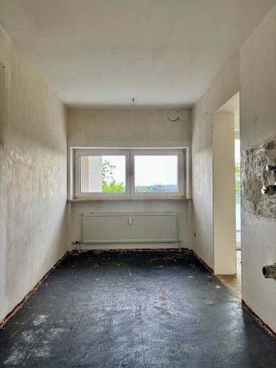 Energetisch saniert - 2-Zimmer-Whg. mit großem Balkon / Umbau in 3-Zimmer-Whg. möglich – Küche / 3.Zimmer