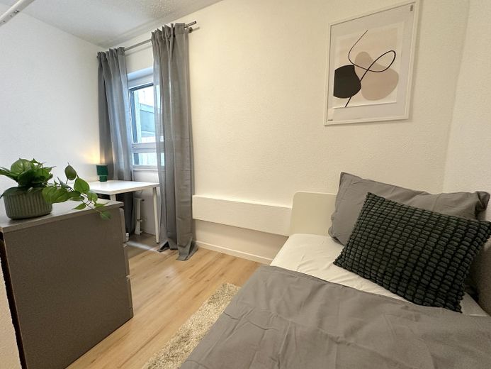 WG-Zimmer in Frankfurt-Bonames - 5er-WG mit 2 Bädern – Zimmer 1 – Fensterseite