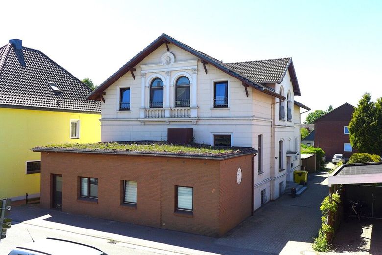 Großzügiges Kapitänshaus in guter und zentraler Lage am Huntedeich – Front