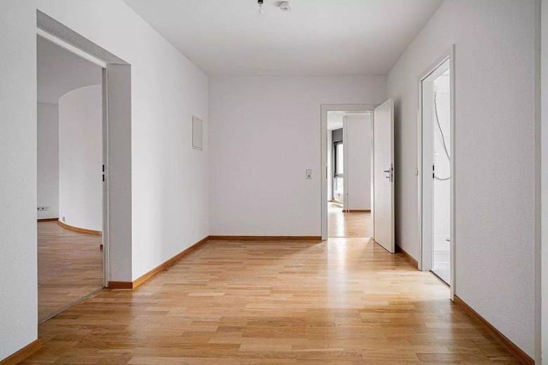 Frisch renoviert: Großzügige 140 m² Etagenwohnung mit Süd-Balkon, Parkett, Duschbad & TG-Stellplatz – geräumiger Flur