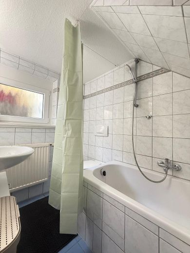 WOW! Lichte en gerenoveerde 1,5-kamerwoning met nieuwe keuken om je thuis te voelen – Modernes Bad/ WC