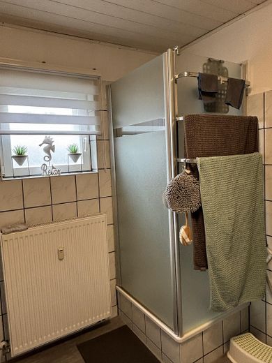 3 Zimmer, überdachter Balkon, ruhiges Haus, EBK, Tageslichtbad mit Wanne und Dusche – Dusche
