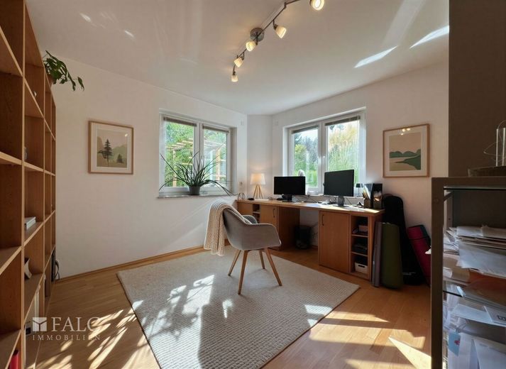 Gartenwohnung mit Hauscharakter - Terrasse, großer Garten &amp; Kamin in naturnaher Lage – Büro