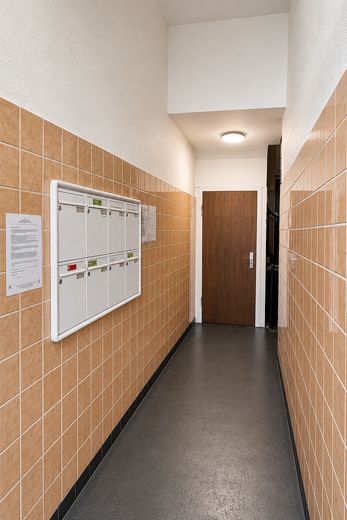 Keyifli 42 m² – merkezi konumda 2 odalı çatı katı dairesi – Hauseingangsbereich