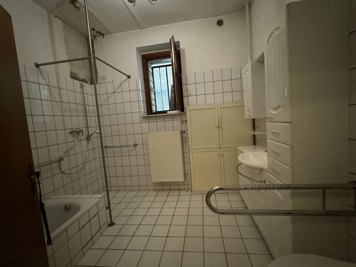 altes Forsthaus, Nebengebäude, 7600qm Grundstück, teilbar in 4 Baugrundstücke einzeln erwerbar – Bad unten