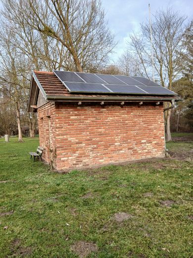 Nebengebäude mit Solarpanel