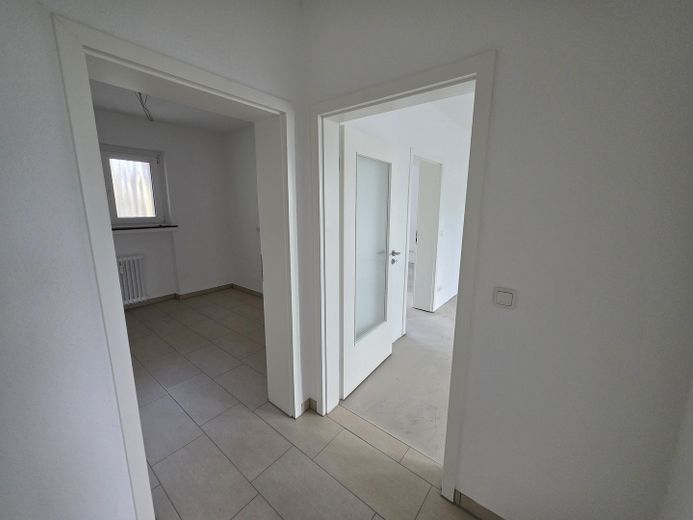 2,5 Raum Citylage, Erstbezug nach Sanierung, Balkon, Bad: Wanne + Dusche + Fenster, Dämmung – Flur und Küche mit Fliesen