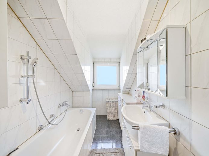 4 Zi. Wohnung, 2 Garagen + 2 Stellplätze – Bad