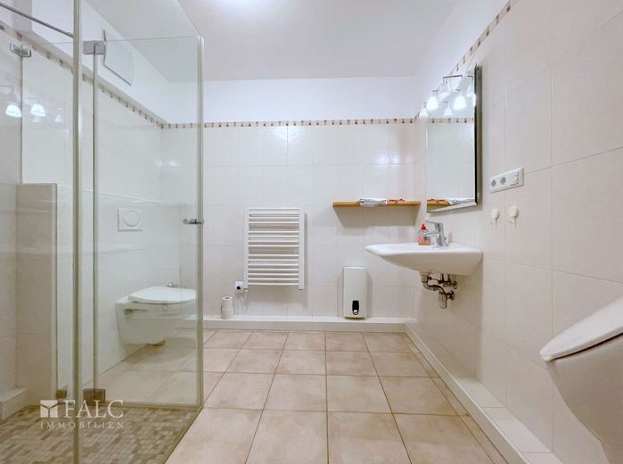 Viel Platz, viel Komfort - Gepflegte Maisonette-Wohnung samt Klimanlage im Herzen von Troisdorf! – Bad 2