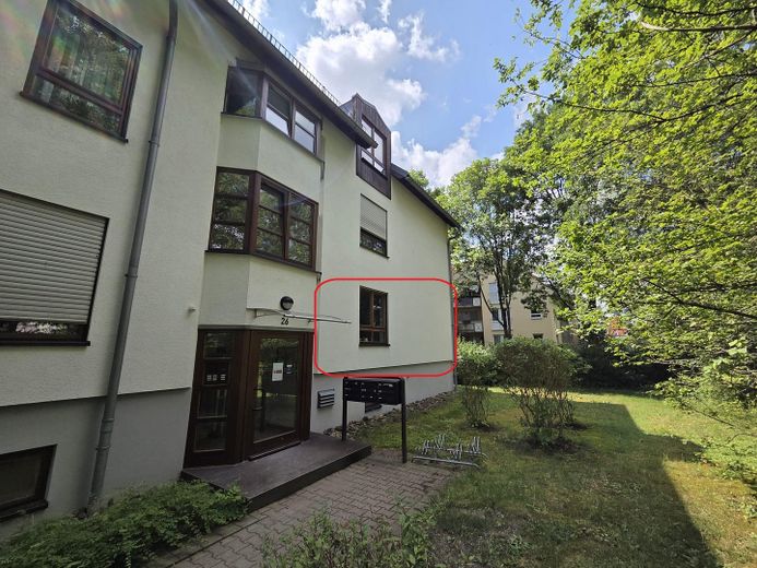 Frisch sanierte 2,5-Raum-Wohnung in ruhiger Lage – Eingang Haus