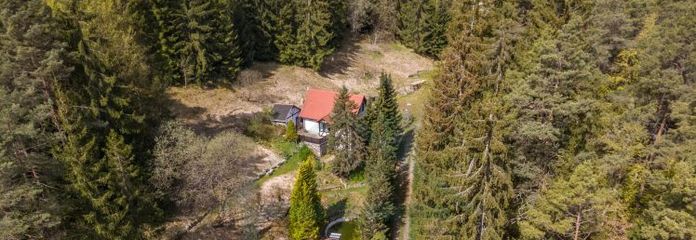 Rareza única en Jena: ¡Dos casas en un valle propio con 33.000 m² de bosque!