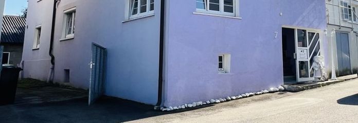 Individuelles Wohngebäude, zuletzt als Zweifamilienhaus genutzt. Ruhige Lage. Großer Garten mit Teich.