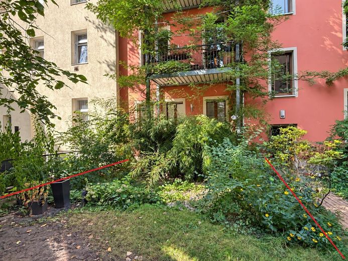 Il fascino di un edificio d’epoca incontra la gioia di un giardino: due locali e circa 57 m² di oasi verde tutta per voi! Libero da subito! – Foto 5