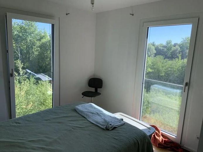 Lujo junto al lago Probstsee: 3,5 hab., cocina equipada, vestidor, garaje subterráneo | 7 min de Patch Barracks – Second bedroom lake view