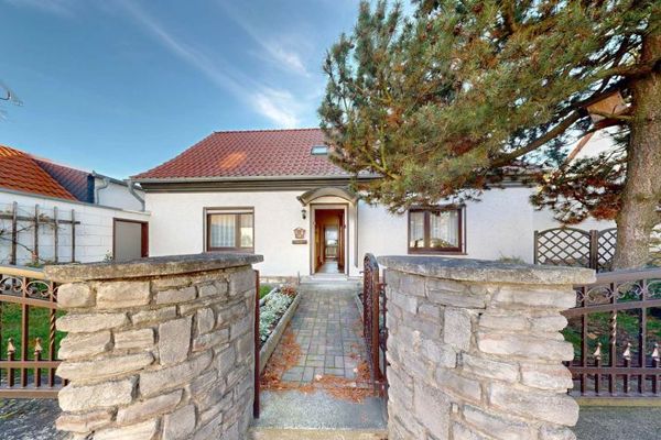 450 € Kredittilgung Einfamilienhaus mit Balkon, Kamin & Nebengebäude – ruhig & zentral gelegen