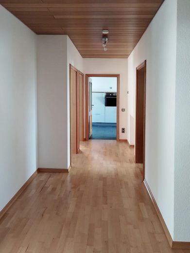 Helle, renovierte 4-Zimmer-Wohnung (1.OG) mit Küche und Süd-Balkon in ruhiger Lage in Kleinostheim – Flur Richtung Küche