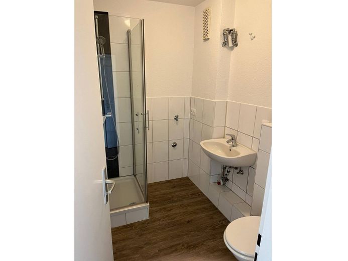 Moderne 3-Zimmer-Wohnung mit BALKON und EINBAUKÜCHE – Bad