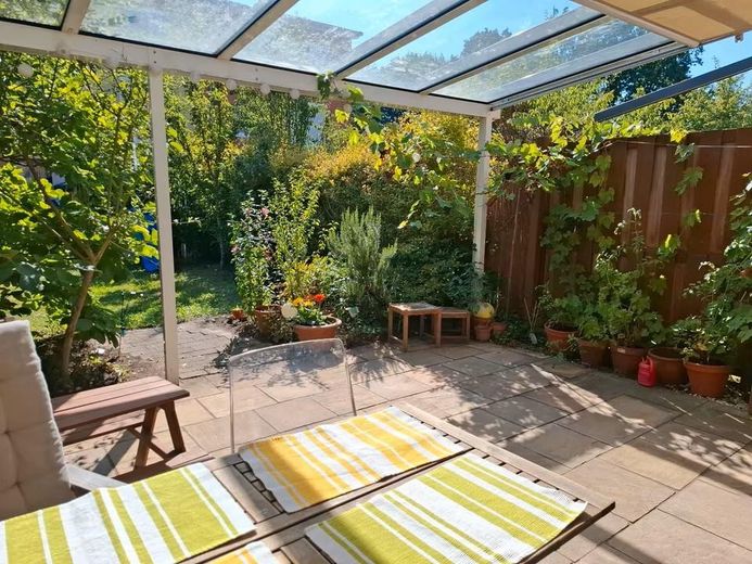 Von Privat: energiesparsames Reihenhaus mit Blick ins Grüne – Terrasse