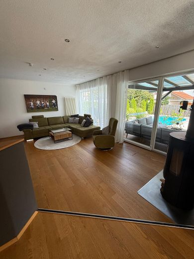 Wohnzimmer mit Kamin