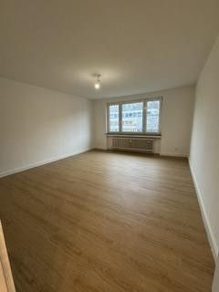 Helle 3 Zimmerwohnung in Hannover Ahlem frisch renoviert mit Einbauküche und KFZ Stellplatz – Wohnzimmer