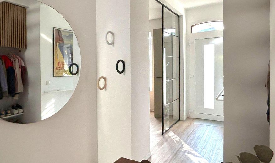 Ventana-asiento con vistas al verde, arquitectura tipo loft y bomba de calor: idilio familiar listo para entrar a vivir en Pulheim – Flur