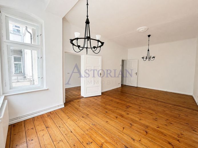 Bezugsfrei! Altbaucharme mit Gestaltungspotenzial - 2,5 Zimmer im Herzen von Friedrichshain – Zimmer 1.3