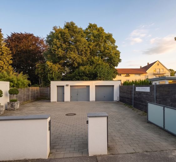 Rosenheim’de merkeze yakın bahçeli ve garajlı ikiz ev, komisyonsuz – Garage