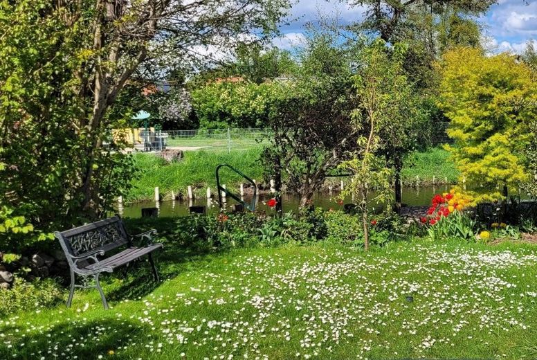 WASSERGRUNDSTÜCK - BOOTFAHREN BIS ZUR OSTSEE – Wiese im Garten
