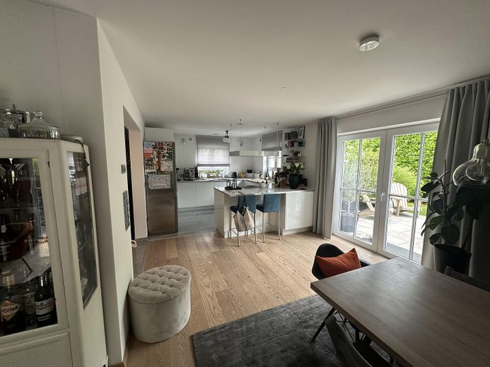 Near Simmerleinplatz: As-new, bright XXL semi-detached house, upscale features, KFW70 standard, with fitted kitchen – EG Küche/Essen