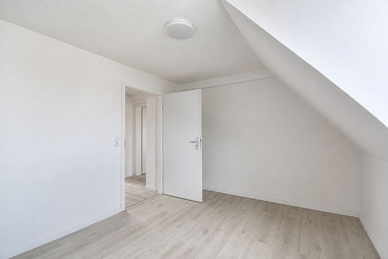 Apartamento dúplex renovado de 2 habitaciones con cocina, baño y plaza de aparcamiento en Lingenfeld – Wohnzimmer