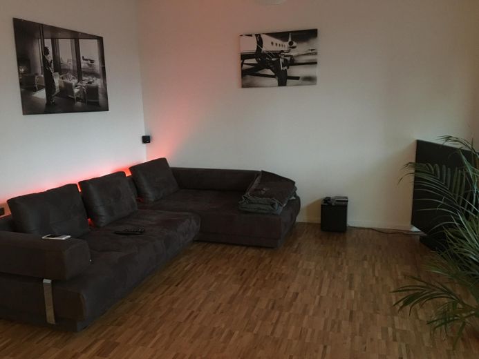 Helle, moderne City Maisonette Wohnung am Kanal – Wohnzimmer 