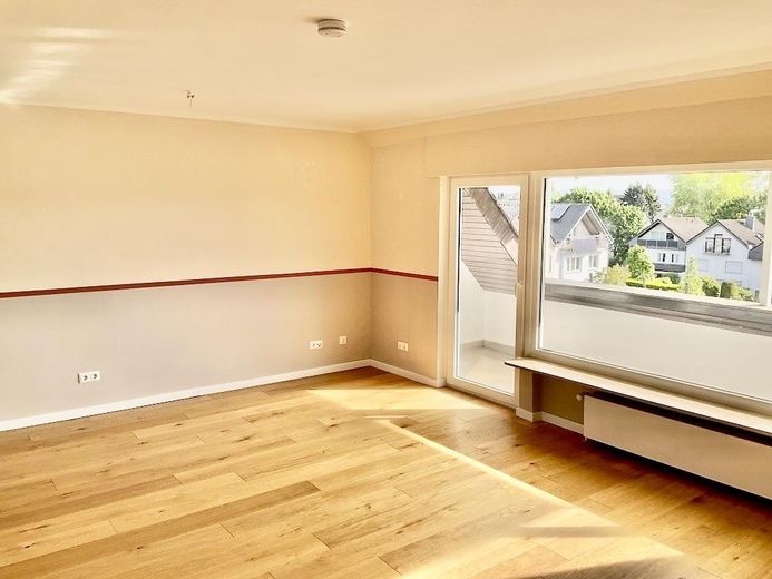 Gemütliche Dachgeschosswohnung in Ko-Metternich, provisionsfrei, mit Balkon und Garage – Wohnzimmer
