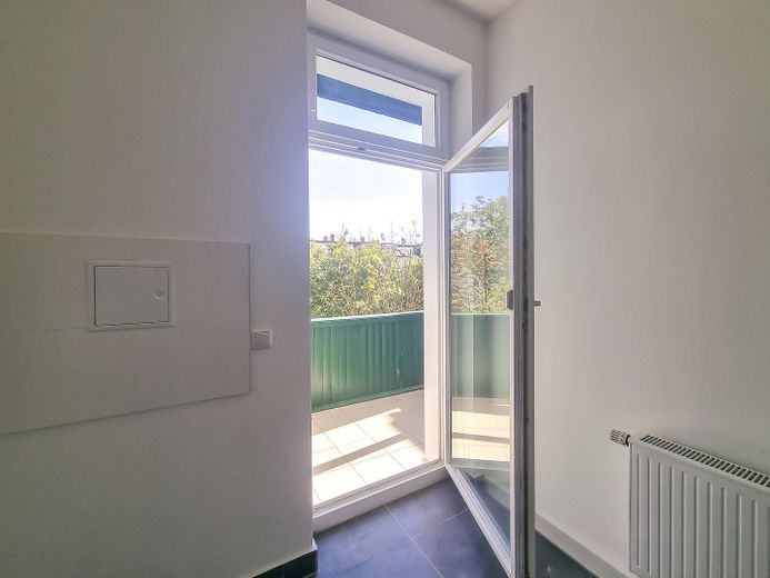 أكثر من أربعة جدران: منزلكم الجديد - متاح الآن وجاهز للسكن – Blick zum Balkon