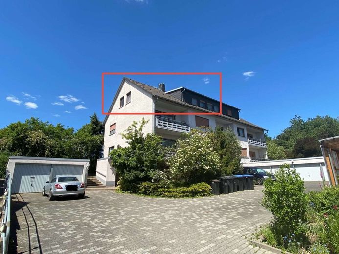 WRS Immobilien - Frisch renovierte 3 Zimmer Dachgeschosswohnung in Feldrandlage von Rockenberg – Hausansicht