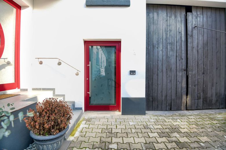 Bezugfsfreie 6 ZKBB mit XL-Panoramaterrasse &amp; Gemeinschaftsgarten | Gepflegtes 2FH mit Garage – Eingang