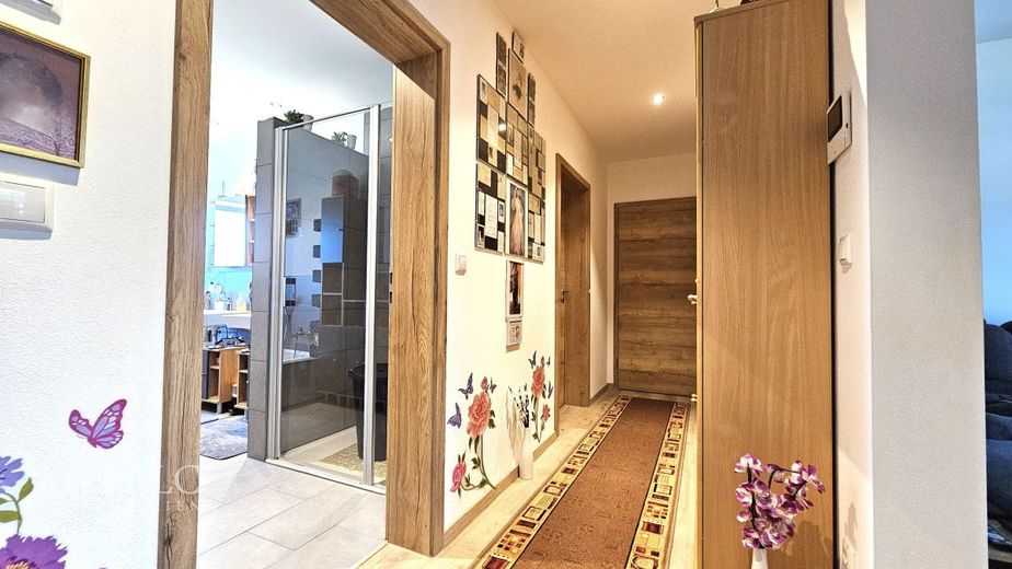 Neuwertiger Bungalow mit Einliegerwohnung &amp; hoher Energieeffizienz – Flur