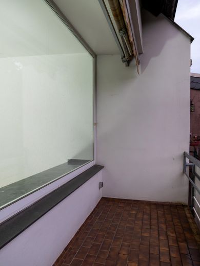 Renovierte 4-Zimmerwohnung in Duisburg-Mittelmeiderich demnächst zu vermieten – Balkon
