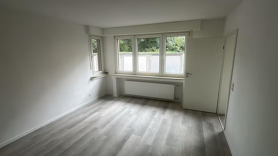 Kernsanierte 2-Zimmer-Erdgeschosswohnung mit Gartennutzung & optionaler Garage – Foto 1
