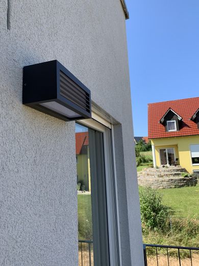 Premium 3-kamerappartement met 2 balkons, prachtig uitzicht en inbouwkeuken aan de rand van het veld! A+ – Balkon Schlafzimmer